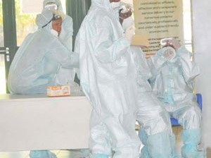 EBOLA-STAFF-300×224