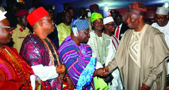 PIC.-17.-PRESIDENT-JONATHAN-VISITS-OONI-OF-IFE-IN-ILE-IFE