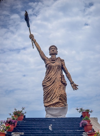 Moremi_Ajasoro_statue.jpg